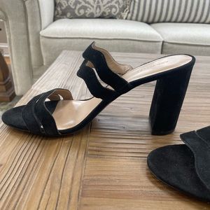Ann Taylor “Tyler”wavy black suede sandal-like new condition